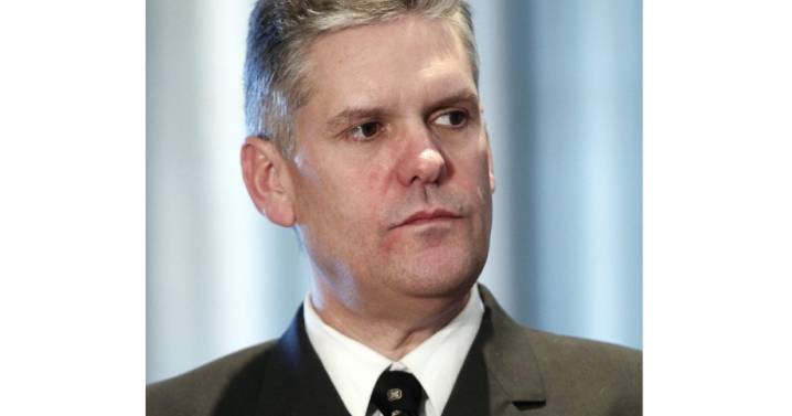 Condenan a cadena perpetua a exministro tras su "traición a la patria"