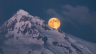 December's Full Supermoon Rises Under Ideal Photography Conditions