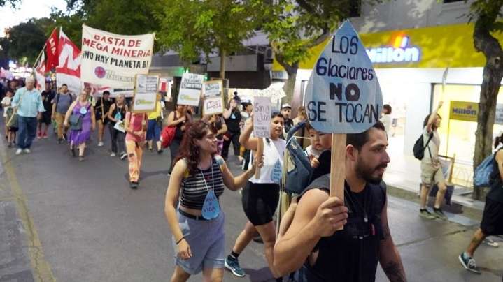 Con pancartas y banderas, ambientalistas marcharon por la ley de Glaciares