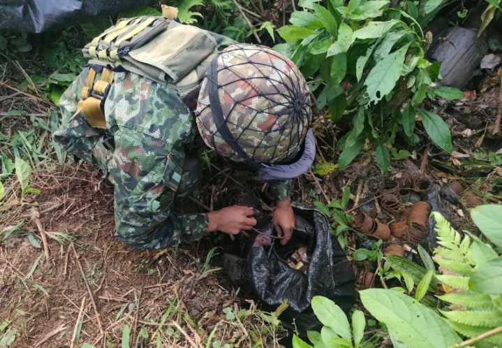 Ejército destruye depósito ilegal con más de 100 minas antipersonal en zona rural de Tumaco