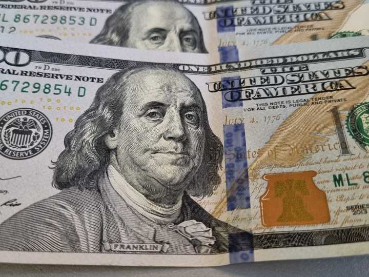 Bajan los dólares financieros y sube el blue en medio de la caída de los bonos