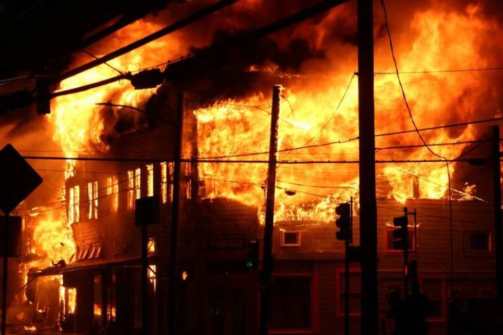 Fire razes four buildings in downtown Hilo