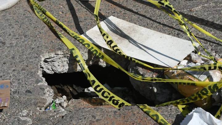 Socavón en la colonia Lázaro Cárdenas en Irapuato amenaza con expandirse; piden revisión en la vialidad principal