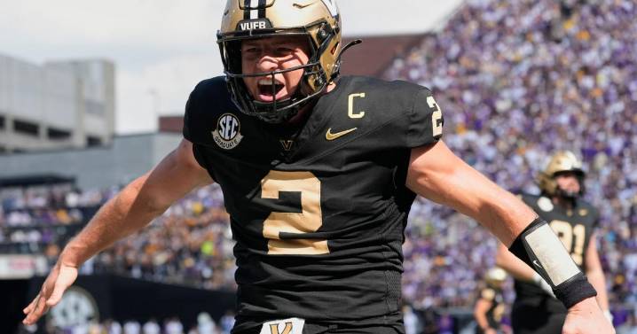 Heisman Trophy finalists include 3 quarterbacks and Notre Dame's Jeremiyah Love