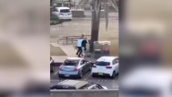 Un hombre anónimo desarma a uno de los tiradores en pleno ataque en Bondi Beach, Australia