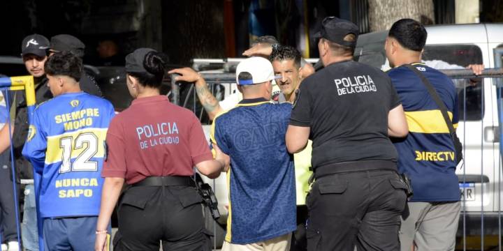 Intentó robar una cadenita en el ingreso a La Bombonera y se vio en vivo por TV cómo lo corría la Policía