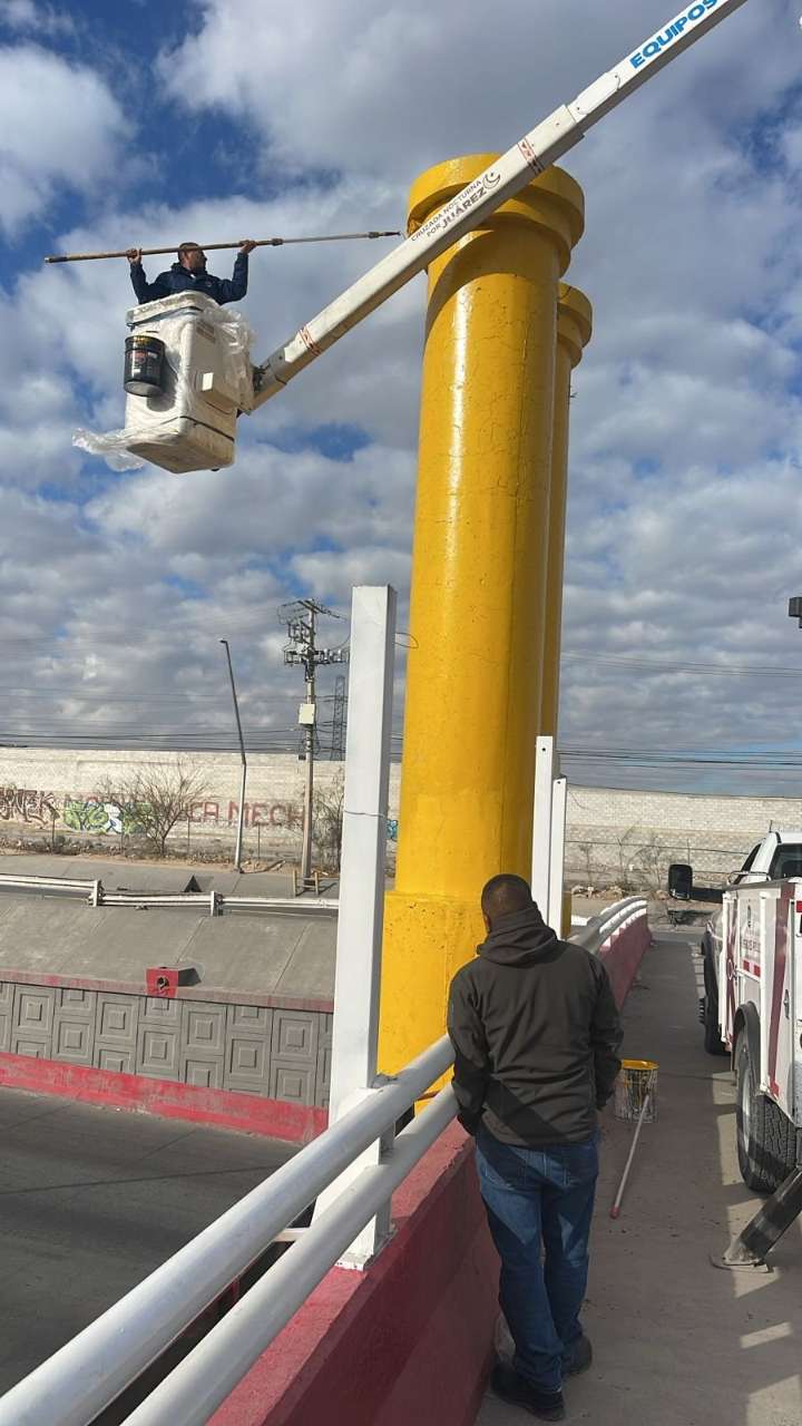 Atienden cuadrillas de Limpia puente de la avenida Manuel J. Clouthier