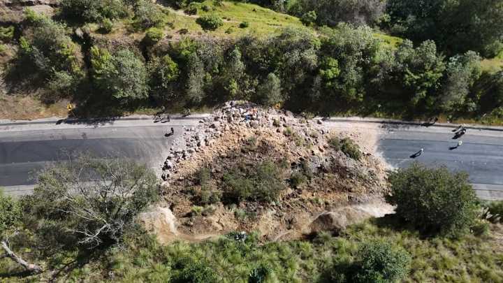 Derrumbe bloquea totalmente la autopista Tenango