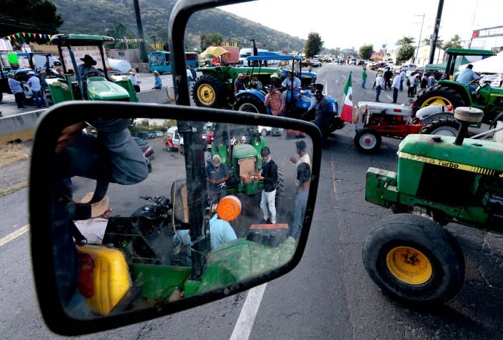 Agricultores elevan el tono y anuncian caravana de tractores hacia la CDMX por la Ley de Aguas