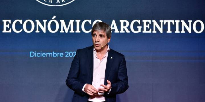 El Gobierno reflota el proyecto para utilizar los “dólares del colchón”: el monto al que apuntan y las trabas con los bancos