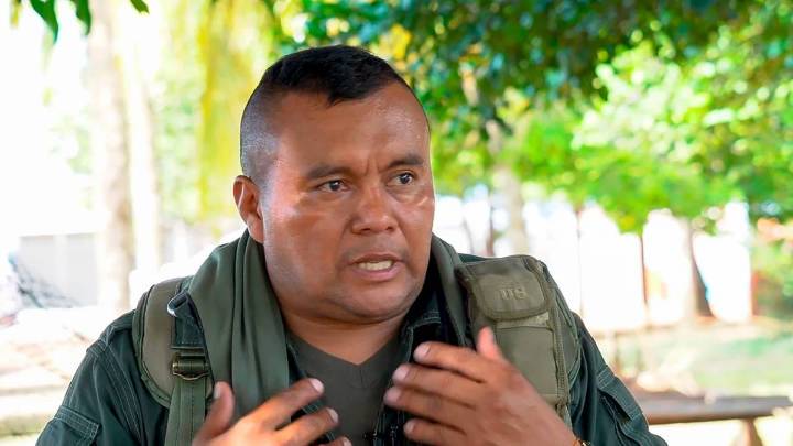 “¿Tiene mujer, hijos?”: crece la indignación por chats que muestran a Calarcá ordenando asesinatos mientras negocia con el Gobierno