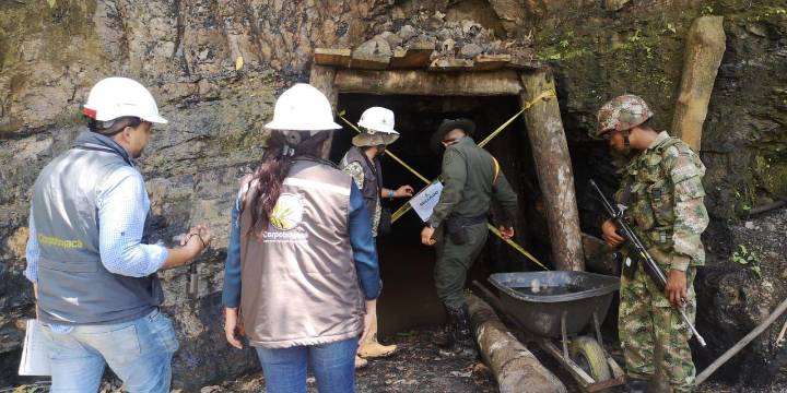 Fuerzas Militares y Policía liberan a 71 trabajadores retenidos en mina de esmeraldas