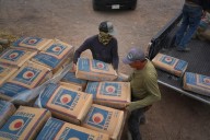 Entrega Estado apoyo de cemento a familias del municipio de Santa Isabel