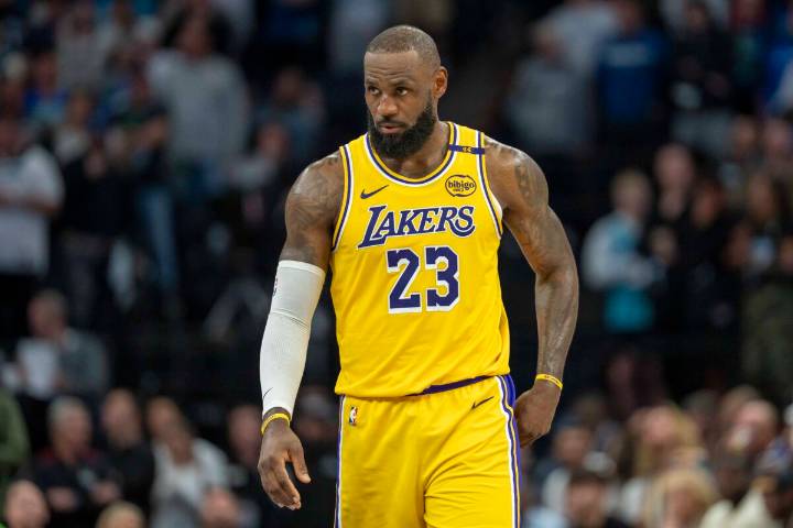 LeBron James Can’t Stop Laughing After Lakers Teammate Blocks His Own Shot Against Pelicans