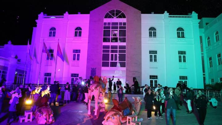 El belén de Navidad 2025 del Cabildo de Lanzarote: trineo, renos, camellos de gran tamaño y un volcán