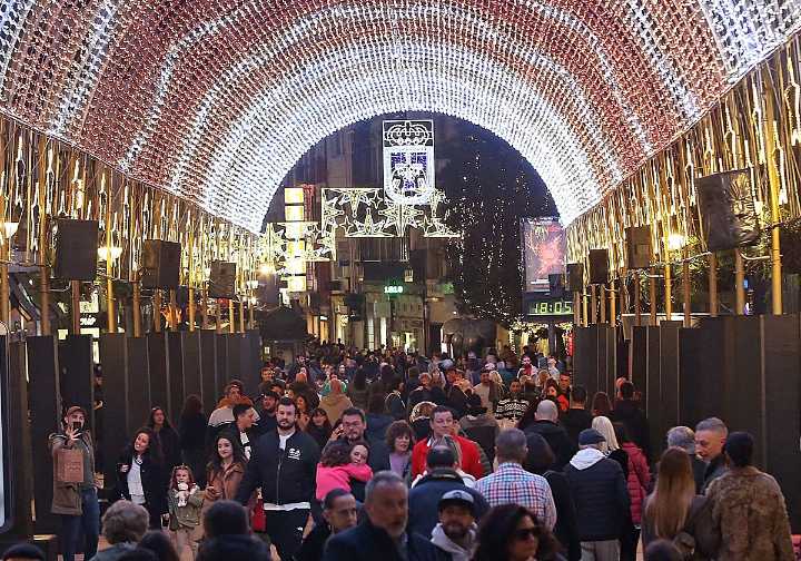 El puente y las luces llenan la Navidad en Oviedo