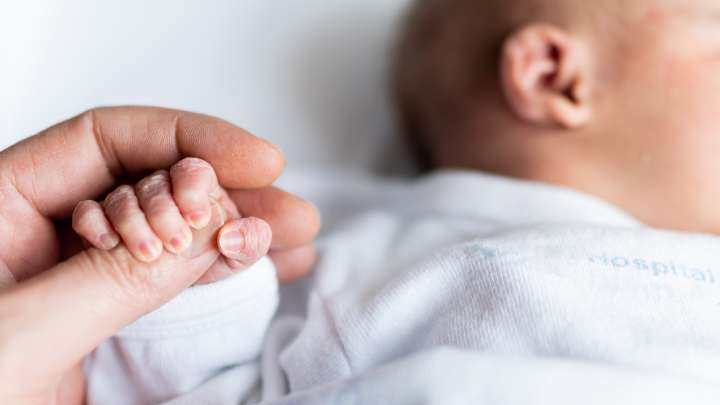 Descubre que está muriéndose de cáncer tras dar a luz a su bebé: "Estoy mirando mi propia mortalidad a la cara"