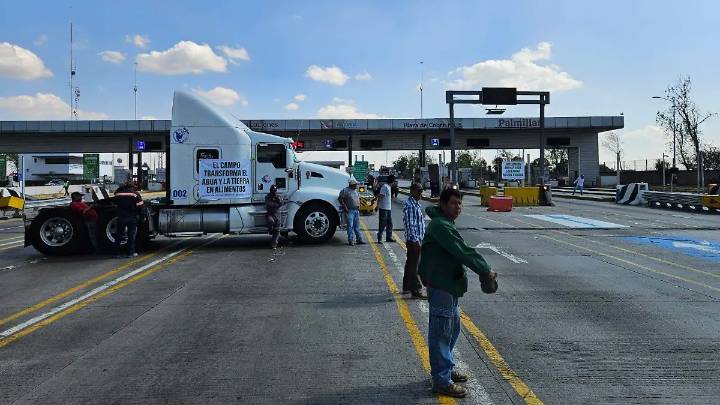 Manifestantes levantan plumillas en caseta de cobro de Palmillas