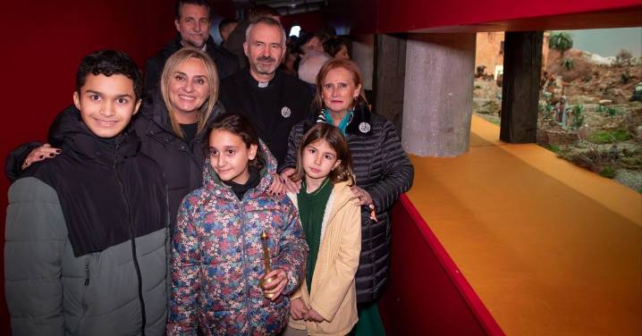 El Ayuntamiento inaugura un Belén monumental renovado con guiños a la candidatura Granada 2031