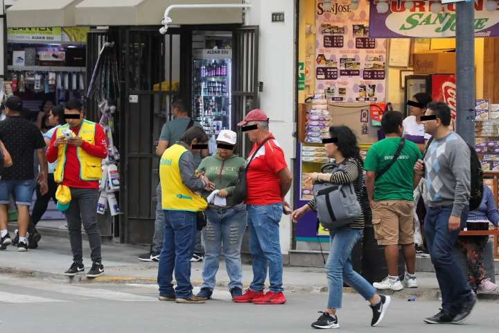 Realizan operativos contra venta ambulatoria de líneas móviles en cinco puntos de Lima