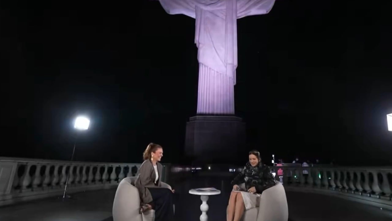 Rosalía vivió tremendo susto en plena entrevista; video captó su reacción al percatarse de detalle: “¿Qué?”