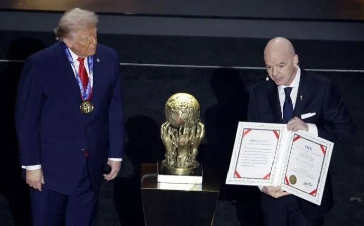 Trump recibe el primer Premio FIFA de la Paz en medio de críticas y tensiones internacionales