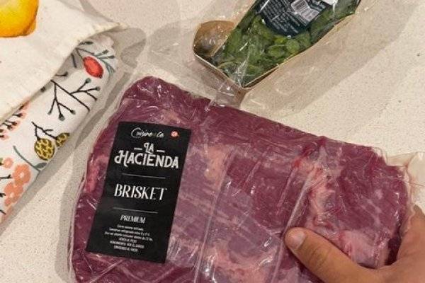 Dijo que cenaba “brisket” en lugar de tapa de asado: libertario quedó en ridículo y estalló el bullying en redes