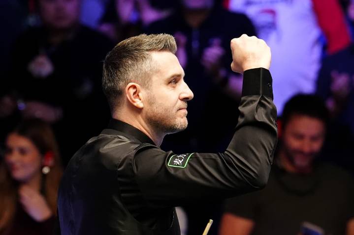 UK Championship: Mark Selby survives Judd Trump fightback to claim title