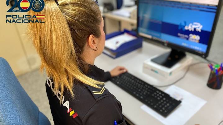 Dos detenidos por sextorsionar a 100 víctimas, incluidas tres menores, a través de redes sociales