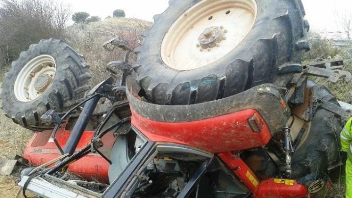 Muere un hombre tras volcar el tractor que manejaba y quedar atrapado debajo
