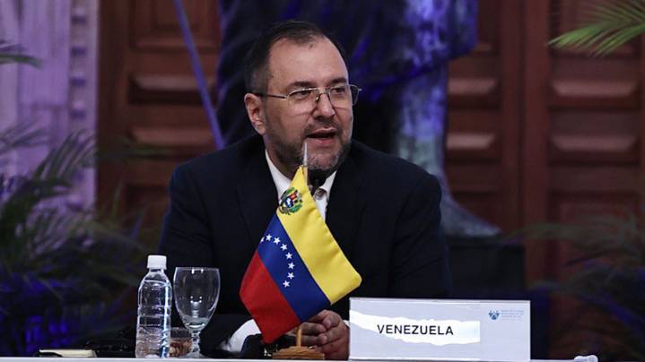 Canciller Gil exige eliminación total de sanciones contra Venezuela