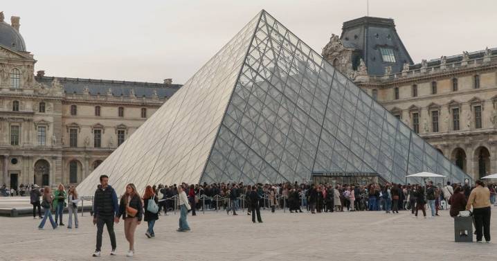 Estalla huelga en museo Louvre por ‘robo del siglo’: Empleados acusan que joyas no han sido recuperadas
