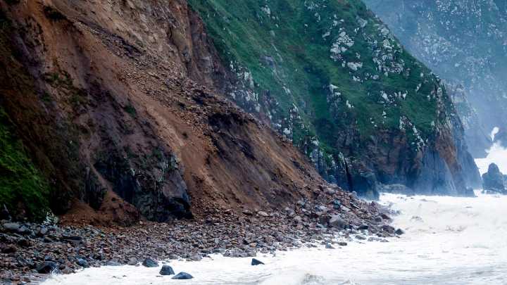 Un espectacular desprendimiento sacude unos acantilados gallegos en pleno temporal