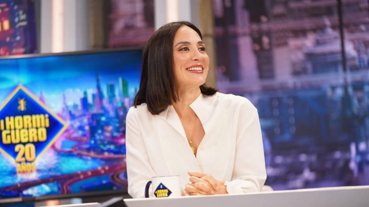 Tamara Falcó firma el look working-chic más elegante del jueves: camisa blanca impecable y pantalones anchos que estilizan al máximo