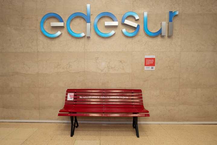 Edesur instaló un banco rojo para visiblizar la lucha contra la violencia de género