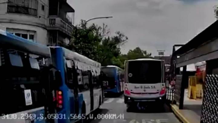 Pánico en Liniers: un inspector sobrevivió tras ser arrollado por un colectivo que retrocedía