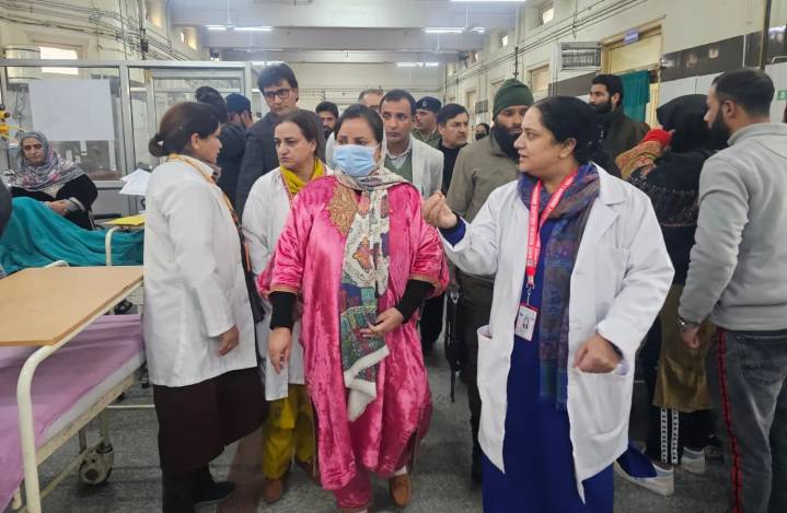 Sakeena Itoo conducts extensive inspection of SMHS Hospital Srinagar