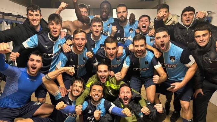 La UE Tavernes "B" y el Racing Rafelcofer CF mantienen la pugna en cabeza de la Tercera FFCV