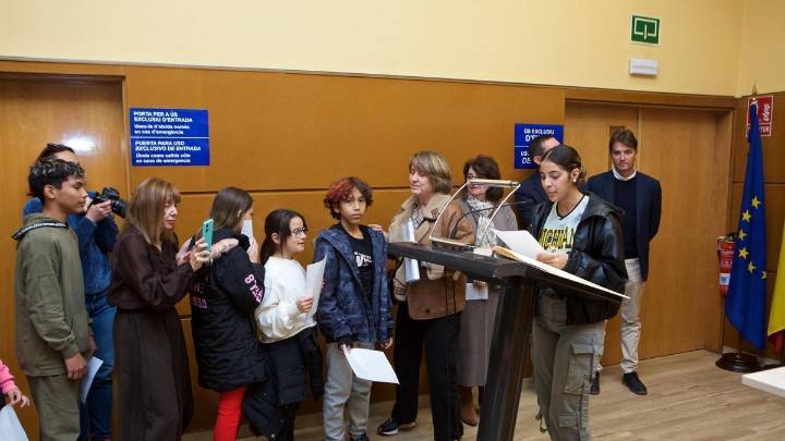 Amplia representación alicantina en la lectura pública de la Constitución