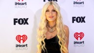 Tori Spelling debuts dramatic new look in latest red carpet outing