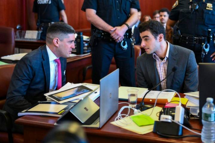 Mangione intenta excluir pruebas de su juicio por el asesinato de director ejecutivo