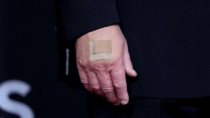 ¿Por Qué Donald Trump Usa Una Venda Adhesiva en la Mano? Casa Blanca Revela el Motivo