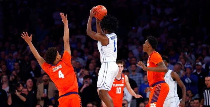 Wright's buzzer-beater lifts #10 BYU past Clemson, 67