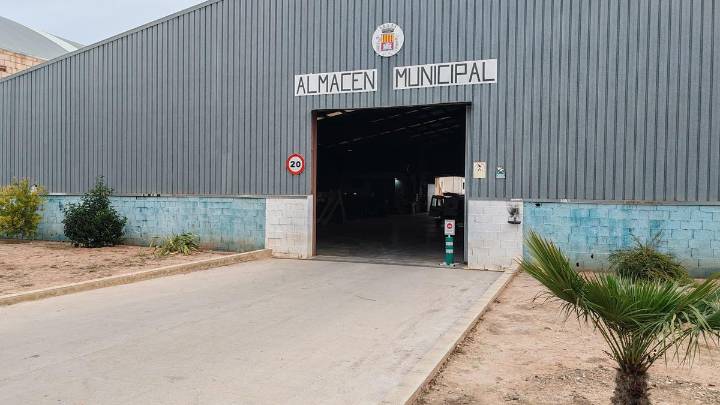 Roban en el almacén municipal de Canet con el camión del consistorio