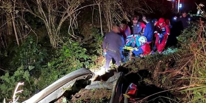 Al menos cinco muertos y 20 lesionados por volcadura de autobús en Tlanchinol, Hidalgo