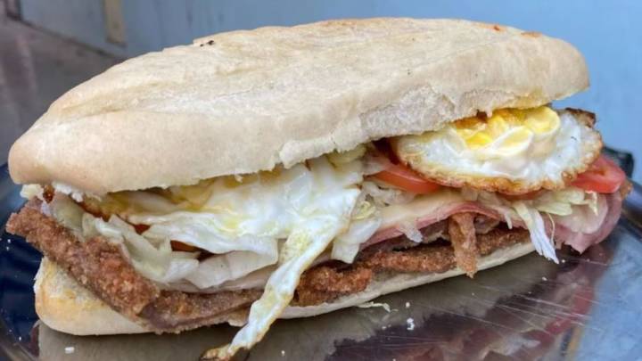 Sorprendieron a un "emprendedor" tucumano vendiendo sándwiches de milanesas de papel higiénico