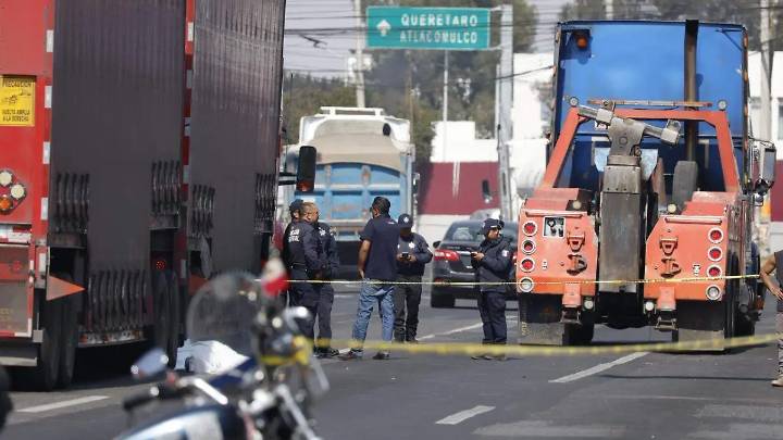 Motociclista muere arrollado por tráiler en Alfredo del Mazo