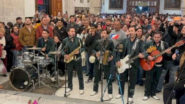 Celebran con misa de gallo a la Virgen de Guadalupe