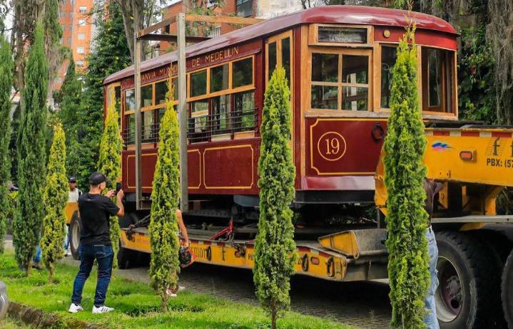 El último vagón del tranvía antiguo de Medellín cambió de casa y volvió a recorrer sus calles