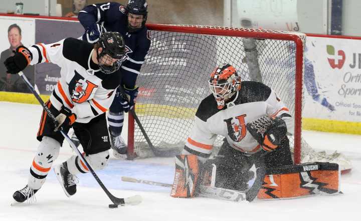 UJ men's hockey defeats UMary